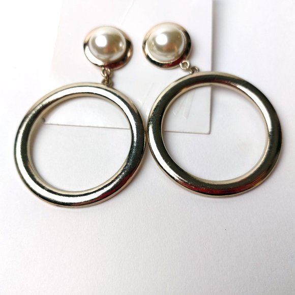 Large Gold Hoop Earrings with Faux Pearl - Costume Jewelry - Picture 4 of 5